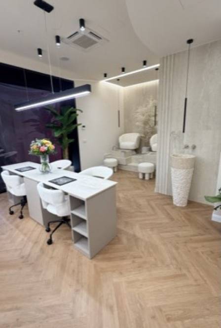 Area servizio principale dello studio Adorance Beauty con postazioni manicure e pedicure, arredi minimalisti e luminosità naturale
